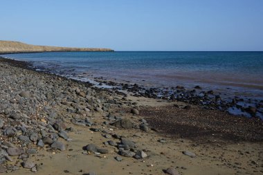 Sonbaharda Matas Körfezi Atlantik Okyanusu ile birleşen Barranco de los Vachuelos Nehri 'nin manzarası. Costa Calma, Fuerteventura, Las Palmas, Kanarya Adaları, İspanya. 