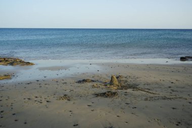 Matas Körfezi 'ndeki Atlantik Okyanusu kıyısında Matas Blancas sahiline sonbaharda bir kumdan kale inşa edilmiştir. Costa Calma, Fuerteventura, Las Palmas, Kanarya Adaları, İspanya.
