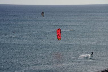 Kiteboardcular sörf tahtalarını Matas Körfezi 'ndeki Atlantik Okyanusu' nun dalgalarından geçiriyorlar. Uçurtma sörfü ya da uçurtma uçurmak rüzgar enerjisi gerektiren bir spordur. Costa Calma, Fuerteventura, Las Palmas, Kanarya Adaları, İspanya.