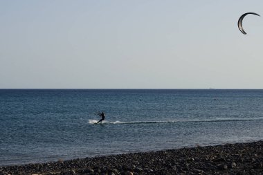 Kiteboardcular sörf tahtalarını Matas Körfezi 'ndeki Atlantik Okyanusu' nun dalgalarından geçiriyorlar. Uçurtma sörfü ya da uçurtma uçurmak rüzgar enerjisi gerektiren bir spordur. Costa Calma, Fuerteventura, Las Palmas, Kanarya Adaları, İspanya.  