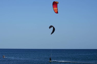 Kiteboardcular sörf tahtalarını Matas Körfezi 'ndeki Atlantik Okyanusu' nun dalgalarından geçiriyorlar. Uçurtma sörfü ya da uçurtma uçurmak rüzgar enerjisi gerektiren bir spordur. Costa Calma, Fuerteventura, Las Palmas, Kanarya Adaları, İspanya.  
