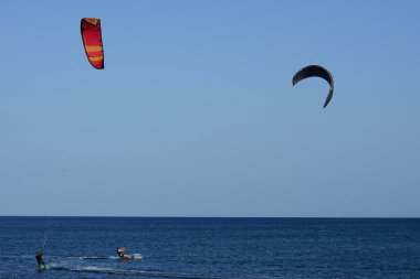 Kiteboardcular sörf tahtalarını Matas Körfezi 'ndeki Atlantik Okyanusu' nun dalgalarından geçiriyorlar. Uçurtma sörfü ya da uçurtma uçurmak rüzgar enerjisi gerektiren bir spordur. Costa Calma, Fuerteventura, Las Palmas, Kanarya Adaları, İspanya.  