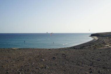 Kiteboardcular ve yelpaze yelkenlileri, Matas Körfezi 'ndeki Atlantik Okyanusu' nda yapılan aşırı su sporlarıdır. Uçurtma sörfü ya da uçurtma uçurmak rüzgar enerjisi gerektiren bir spordur. Costa Calma, Fuerteventura, Las Palmas, Kanarya Adaları, İspanya. 