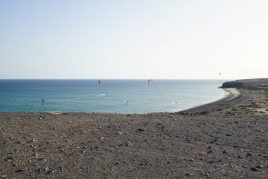 Kiteboardcular ve yelpaze yelkenlileri, Matas Körfezi 'ndeki Atlantik Okyanusu' nda yapılan aşırı su sporlarıdır. Uçurtma sörfü ya da uçurtma uçurmak rüzgar enerjisi gerektiren bir spordur. Costa Calma, Fuerteventura, Las Palmas, Kanarya Adaları, İspanya. 