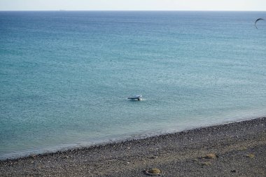 Matas Körfezi 'nde Atlantik Okyanusu' nun dalgalarında sörf tahtalarına binen bir uçurtma sörfçüsü ve bir kanat folyosu. Uçurtma sörfü ya da uçurtma uçurmak rüzgar enerjisi gerektiren bir spordur. Costa Calma, Fuerteventura, Las Palmas, İspanya. 