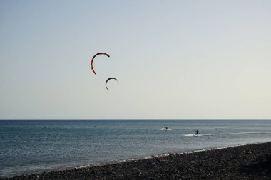 Kiteboardcular sörf tahtalarını Matas Körfezi 'ndeki Atlantik Okyanusu' nun dalgalarından geçiriyorlar. Uçurtma sörfü ya da uçurtma uçurmak rüzgar enerjisi gerektiren bir spordur. Costa Calma, Fuerteventura, Las Palmas, Kanarya Adaları, İspanya.  