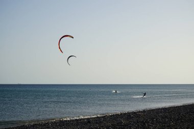 Kiteboardcular sörf tahtalarını Matas Körfezi 'ndeki Atlantik Okyanusu' nun dalgalarından geçiriyorlar. Uçurtma sörfü ya da uçurtma uçurmak rüzgar enerjisi gerektiren bir spordur. Costa Calma, Fuerteventura, Las Palmas, Kanarya Adaları, İspanya.  