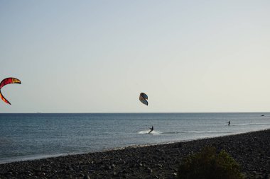 Kiteboardcular sörf tahtalarını Matas Körfezi 'ndeki Atlantik Okyanusu' nun dalgalarından geçiriyorlar. Uçurtma sörfü ya da uçurtma uçurmak rüzgar enerjisi gerektiren bir spordur. Costa Calma, Fuerteventura, Las Palmas, Kanarya Adaları, İspanya.  