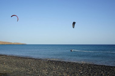 Kiteboardcular sörf tahtalarını Matas Körfezi 'ndeki Atlantik Okyanusu' nun dalgalarından geçiriyorlar. Uçurtma sörfü ya da uçurtma uçurmak rüzgar enerjisi gerektiren bir spordur. Costa Calma, Fuerteventura, Las Palmas, Kanarya Adaları, İspanya. 