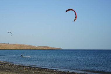 Kiteboardcular sörf tahtalarını Matas Körfezi 'ndeki Atlantik Okyanusu' nun dalgalarından geçiriyorlar. Uçurtma sörfü ya da uçurtma uçurmak rüzgar enerjisi gerektiren bir spordur. Costa Calma, Fuerteventura, Las Palmas, Kanarya Adaları, İspanya. 