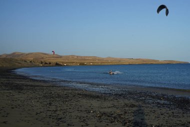 Kiteboardcular sörf tahtalarını Matas Körfezi 'ndeki Atlantik Okyanusu' nun dalgalarından geçiriyorlar. Uçurtma sörfü ya da uçurtma uçurmak rüzgar enerjisi gerektiren bir spordur. Costa Calma, Fuerteventura, Las Palmas, Kanarya Adaları, İspanya. 