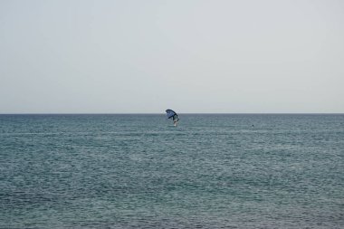 Matas Körfezi 'nde Atlantik Okyanusu' nun dalgaları üzerinde uçan bir folyo. Kanat kanat çırpma, kanat çırpma veya kanat çırpma rüzgarı yakalamak için bir el kanadı kullanmayı ve suyun yüzeyinde bir levhayı itmeyi içerir. Costa Calma, İspanya.  