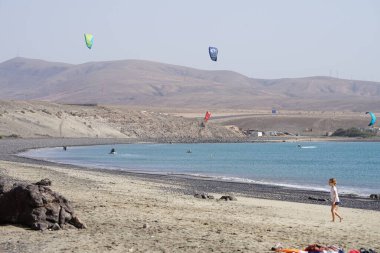 Matas Körfezi 'ndeki Atlantik Okyanusu' nda kayak ve jet ski görülmektedir. Uçurtma sörfü ya da uçurtma uçurmak rüzgar enerjisi gerektiren bir spordur. Costa Calma, Fuerteventura, Las Palmas, İspanya.  