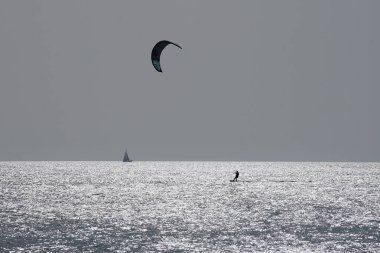 Matas Körfezi 'nde Atlantik Okyanusu' nda bir uçurtma sörfçüsü ve bir yelkenli görülmektedir. Uçurtma sörfü ya da uçurtma uçurmak rüzgar enerjisi gerektiren bir spordur. Costa Calma, Fuerteventura, Las Palmas, İspanya.
