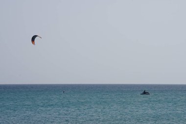 Matas Körfezi 'ndeki Atlantik Okyanusu' nda kayak ve jet ski görülmektedir. Uçurtma sörfü ya da uçurtma uçurmak rüzgar enerjisi gerektiren bir spordur. Costa Calma, Fuerteventura, Las Palmas, İspanya.  
