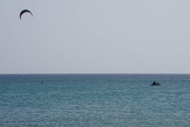 Matas Körfezi 'ndeki Atlantik Okyanusu' nda kayak ve jet ski görülmektedir. Uçurtma sörfü ya da uçurtma uçurmak rüzgar enerjisi gerektiren bir spordur. Costa Calma, Fuerteventura, Las Palmas, İspanya.  