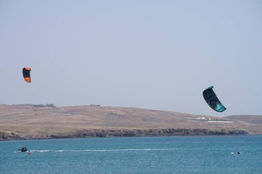 Matas Körfezi 'ndeki Atlantik Okyanusu' nda kayak ve jet ski görülmektedir. Uçurtma sörfü ya da uçurtma uçurmak rüzgar enerjisi gerektiren bir spordur. Costa Calma, Fuerteventura, Las Palmas, İspanya.  