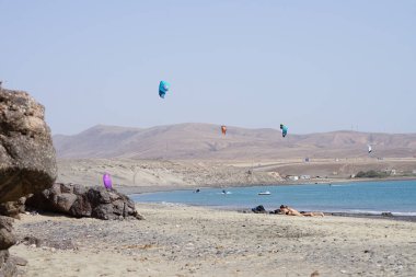 Matas Körfezi 'ndeki Atlantik Okyanusu' nda kayak ve jet ski görülmektedir. Uçurtma sörfü ya da uçurtma uçurmak rüzgar enerjisi gerektiren bir spordur. Costa Calma, Fuerteventura, Las Palmas, İspanya.  