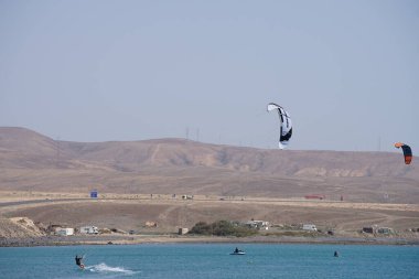 Matas Körfezi 'ndeki Atlantik Okyanusu' nda kayak ve jet ski görülmektedir. Uçurtma sörfü ya da uçurtma uçurmak rüzgar enerjisi gerektiren bir spordur. Costa Calma, Fuerteventura, Las Palmas, İspanya.  