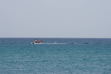 Matas Körfezi 'ndeki Atlantik Okyanusu' nda kayak ve jet ski görülmektedir. Uçurtma sörfü ya da uçurtma uçurmak rüzgar enerjisi gerektiren bir spordur. Costa Calma, Fuerteventura, Las Palmas, İspanya.  