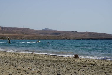 Matas Körfezi 'ndeki Atlantik Okyanusu' nda rüzgar sörfü ve jet ski görülmektedir. Rüzgâr sörfü, yelkencilik ve sörfün bir kombinasyonu olan rüzgar güdümlü bir su sporudur. Costa Calma, Fuerteventura, Las Palmas, Kanarya Adaları, İspanya. 