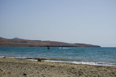 Matas Körfezi 'ndeki Atlantik Okyanusu' nda rüzgar sörfü ve jet ski görülmektedir. Rüzgâr sörfü, yelkencilik ve sörfün bir kombinasyonu olan rüzgar güdümlü bir su sporudur. Costa Calma, Fuerteventura, Las Palmas, Kanarya Adaları, İspanya.  