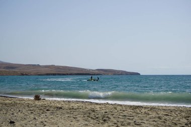 Matas Körfezi 'ndeki Atlantik Okyanusu' nda rüzgar sörfü ve jet ski görülmektedir. Rüzgâr sörfü, yelkencilik ve sörfün bir kombinasyonu olan rüzgar güdümlü bir su sporudur. Costa Calma, Fuerteventura, Las Palmas, Kanarya Adaları, İspanya. 