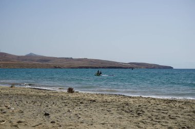 Matas Körfezi 'ndeki Atlantik Okyanusu' nda rüzgar sörfü ve jet ski görülmektedir. Rüzgâr sörfü, yelkencilik ve sörfün bir kombinasyonu olan rüzgar güdümlü bir su sporudur. Costa Calma, Fuerteventura, Las Palmas, Kanarya Adaları, İspanya.  