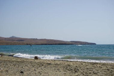 Matas Körfezi 'ndeki Atlantik Okyanusu' nda rüzgar sörfü ve jet ski görülmektedir. Rüzgâr sörfü, yelkencilik ve sörfün bir kombinasyonu olan rüzgar güdümlü bir su sporudur. Costa Calma, Fuerteventura, Las Palmas, Kanarya Adaları, İspanya. 