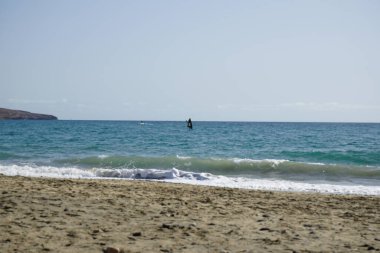 Matas Körfezi 'ndeki Atlantik Okyanusu' nda rüzgar sörfü ve jet ski görülmektedir. Rüzgâr sörfü, yelkencilik ve sörfün bir kombinasyonu olan rüzgar güdümlü bir su sporudur. Costa Calma, Fuerteventura, Las Palmas, Kanarya Adaları, İspanya. 