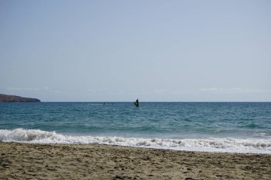 Matas Körfezi 'ndeki Atlantik Okyanusu' nda rüzgar sörfü ve jet ski görülmektedir. Rüzgâr sörfü, yelkencilik ve sörfün bir kombinasyonu olan rüzgar güdümlü bir su sporudur. Costa Calma, Fuerteventura, Las Palmas, Kanarya Adaları, İspanya. 