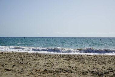 Rüzgâr sörfçüleri Matas Körfezi 'ndeki Atlantik Okyanusu' nda aşırı su sporu yaparlar. Rüzgâr sörfü, yelkencilik ve sörfün bir kombinasyonu olan rüzgar güdümlü bir su sporudur. Costa Calma, Fuerteventura, Las Palmas, Kanarya Adaları, İspanya.