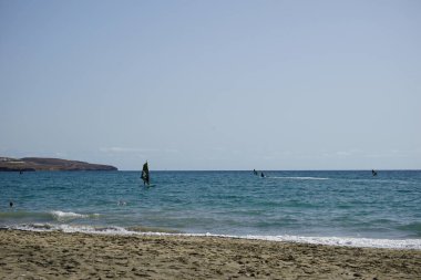 Matas Körfezi 'ndeki Atlantik Okyanusu' nda rüzgar sörfü ve jet ski görülmektedir. Rüzgâr sörfü, yelkencilik ve sörfün bir kombinasyonu olan rüzgar güdümlü bir su sporudur. Costa Calma, Fuerteventura, Las Palmas, Kanarya Adaları, İspanya. 