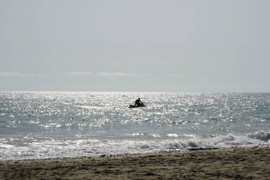 Bir atlet, Matas Körfezi 'nde Atlantik Okyanusu' nda küçük bir su aracına biniyor. Kişisel bir su aracı, PWC, su motosikleti, öncelikli olarak eğlence amaçlı bir su aracıdır. Costa Calma, Fuerteventura, Las Palmas, Kanarya Adaları, İspanya. 