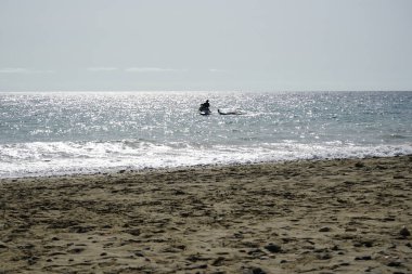 Matas Körfezi 'ndeki Atlantik Okyanusu' nda rüzgar sörfü ve jet ski görülmektedir. Rüzgâr sörfü, yelkencilik ve sörfün bir kombinasyonu olan rüzgar güdümlü bir su sporudur. Costa Calma, Fuerteventura, Las Palmas, Kanarya Adaları, İspanya. 