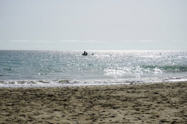 Matas Körfezi 'ndeki Atlantik Okyanusu' nda rüzgar sörfü ve jet ski görülmektedir. Rüzgâr sörfü, yelkencilik ve sörfün bir kombinasyonu olan rüzgar güdümlü bir su sporudur. Costa Calma, Fuerteventura, Las Palmas, Kanarya Adaları, İspanya. 