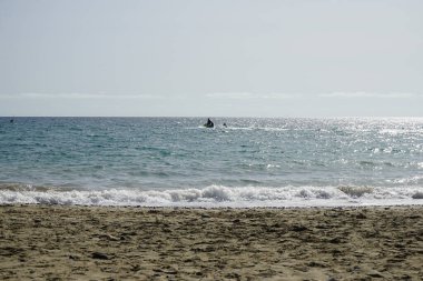 Matas Körfezi 'ndeki Atlantik Okyanusu' nda rüzgar sörfü ve jet ski görülmektedir. Rüzgâr sörfü, yelkencilik ve sörfün bir kombinasyonu olan rüzgar güdümlü bir su sporudur. Costa Calma, Fuerteventura, Las Palmas, Kanarya Adaları, İspanya. 
