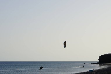 Kiteboardcular sörf tahtalarını Matas Körfezi 'ndeki Atlantik Okyanusu' nun dalgalarından geçiriyorlar. Uçurtma sörfü ya da uçurtma uçurmak rüzgar enerjisi gerektiren bir spordur. Costa Calma, Fuerteventura, Las Palmas, Kanarya Adaları, İspanya. 