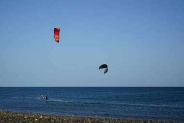 Kiteboardcular sörf tahtalarını Matas Körfezi 'ndeki Atlantik Okyanusu' nun dalgalarından geçiriyorlar. Uçurtma sörfü ya da uçurtma uçurmak rüzgar enerjisi gerektiren bir spordur. Costa Calma, Fuerteventura, Las Palmas, Kanarya Adaları, İspanya.