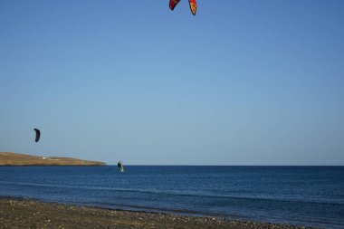 Kiteboardcular sörf tahtalarını Matas Körfezi 'ndeki Atlantik Okyanusu' nun dalgalarından geçiriyorlar. Uçurtma sörfü ya da uçurtma uçurmak rüzgar enerjisi gerektiren bir spordur. Costa Calma, Fuerteventura, Las Palmas, Kanarya Adaları, İspanya.