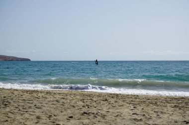 Matas Körfezi 'ndeki Atlantik Okyanusu' nda rüzgar sörfü ve jet ski görülmektedir. Rüzgâr sörfü, yelkencilik ve sörfün bir kombinasyonu olan rüzgar güdümlü bir su sporudur. Costa Calma, Fuerteventura, Las Palmas, Kanarya Adaları, İspanya. 