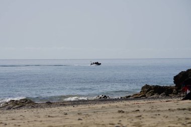 Ekim ayında Matas Körfezi 'ndeki Atlantik Okyanusu boyunca bir motorlu tekne denize açılır. Costa Calma, Fuerteventura, Las Palmas, Kanarya Adaları, İspanya.
