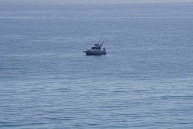 Yat sonbaharda Matas Körfezi 'ndeki Atlantik Okyanusu boyunca yelken açar. Costa Calma, Fuerteventura, Las Palmas, Kanarya Adaları, İspanya.