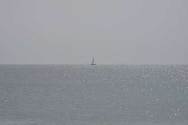 Bir yelkenli sonbaharda Matas Körfezi 'nde Atlantik Okyanusu' nun dalgalarında yelken açar. Costa Calma, Fuerteventura, Las Palmas, Kanarya Adaları, İspanya.