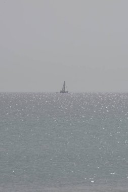 Bir yelkenli sonbaharda Matas Körfezi 'nde Atlantik Okyanusu' nun dalgalarında yelken açar. Costa Calma, Fuerteventura, Las Palmas, Kanarya Adaları, İspanya.