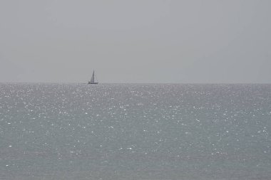 Bir yelkenli sonbaharda Matas Körfezi 'nde Atlantik Okyanusu' nun dalgalarında yelken açar. Costa Calma, Fuerteventura, Las Palmas, Kanarya Adaları, İspanya.
