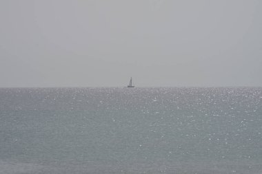 Bir yelkenli sonbaharda Matas Körfezi 'nde Atlantik Okyanusu' nun dalgalarında yelken açar. Costa Calma, Fuerteventura, Las Palmas, Kanarya Adaları, İspanya.