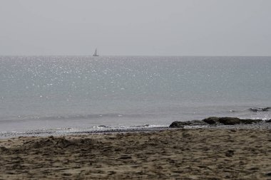 Bir yelkenli sonbaharda Matas Körfezi 'nde Atlantik Okyanusu' nun dalgalarında yelken açar. Costa Calma, Fuerteventura, Las Palmas, Kanarya Adaları, İspanya.