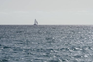 Bir yelkenli sonbaharda Matas Körfezi 'nde Atlantik Okyanusu' nun dalgalarında yelken açar. Costa Calma, Fuerteventura, Las Palmas, Kanarya Adaları, İspanya.