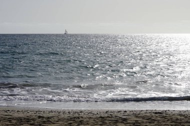 Bir yelkenli sonbaharda Matas Körfezi 'nde Atlantik Okyanusu' nun dalgalarında yelken açar. Costa Calma, Fuerteventura, Las Palmas, Kanarya Adaları, İspanya.